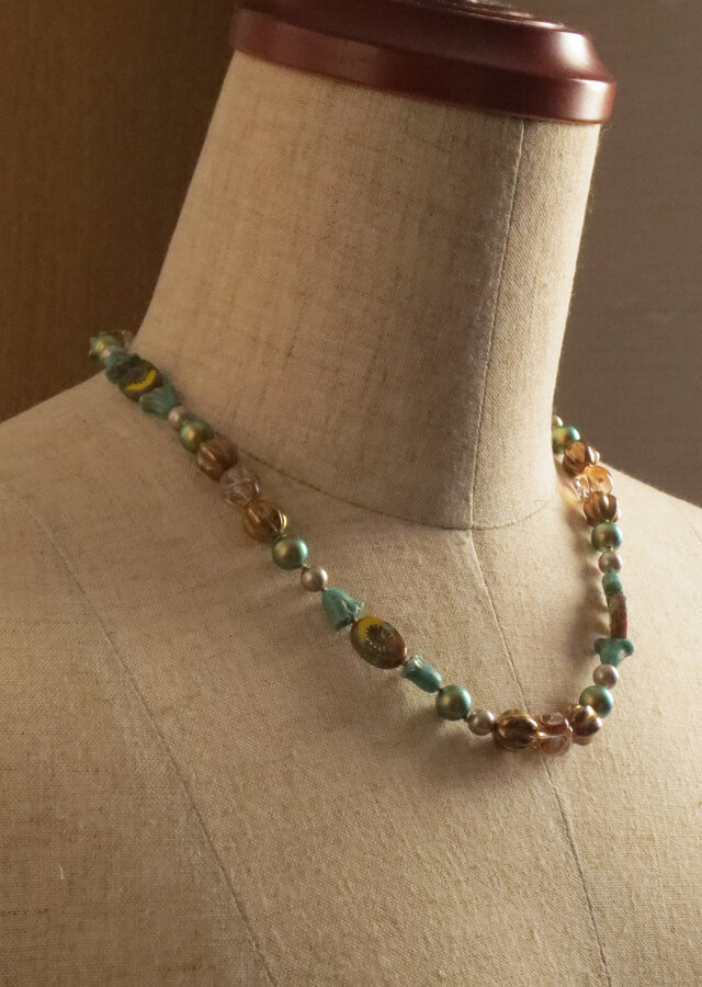 Honey and mint　チェコビーズのショートネックレス