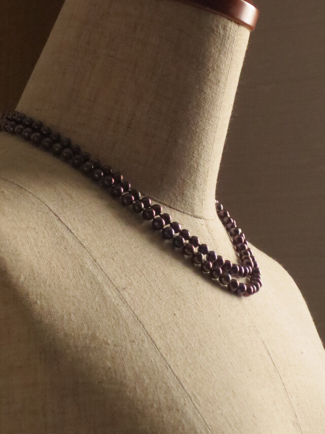 ネイビーカラーの淡水パールネックレス　オールノット仕上げ