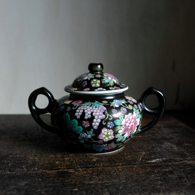 黒にカラフルな花尽くし◆中国景徳鎮　色絵蓋付シュガーポット　茶器　シノワズリ　チャイナレトロ　インテリア