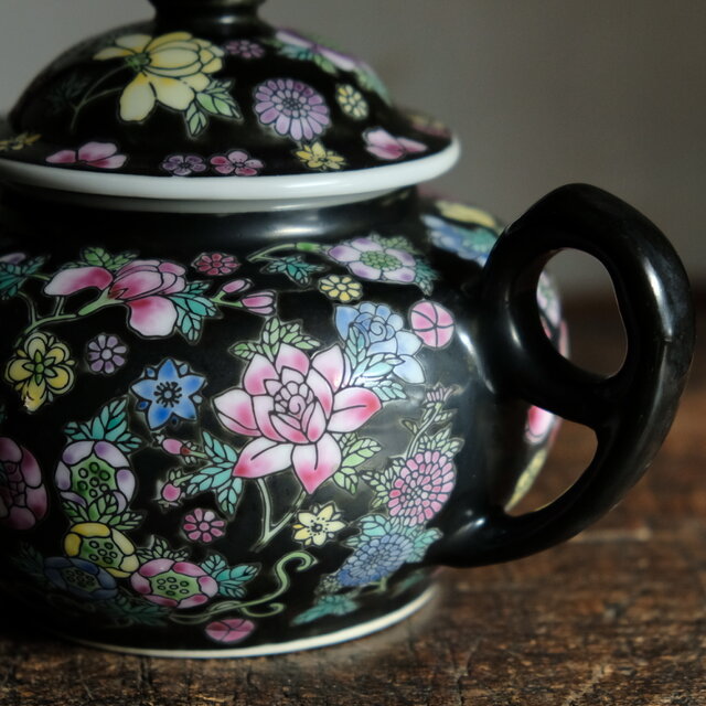 黒にカラフルな花尽くし◇中国景徳鎮 色絵蓋付シュガーポット 茶器