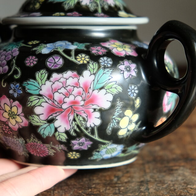 黒にカラフルな花尽くし◇中国景徳鎮 色絵蓋付シュガーポット 茶器