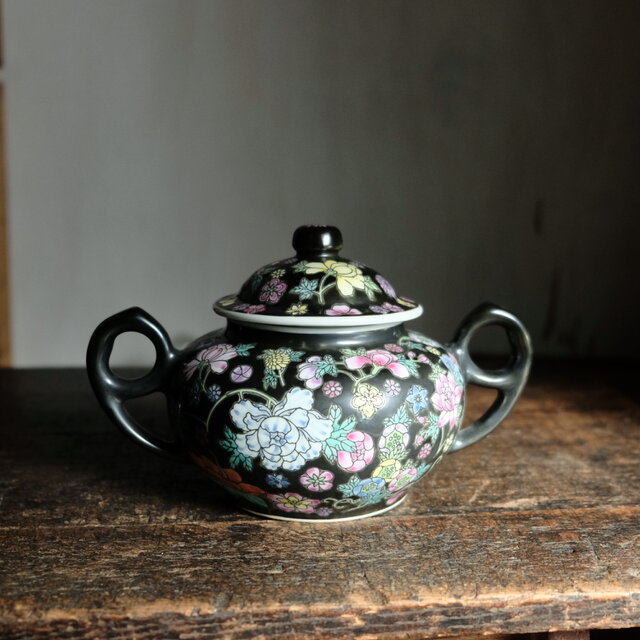 黒にカラフルな花尽くし◇中国景徳鎮 色絵蓋付シュガーポット 茶器