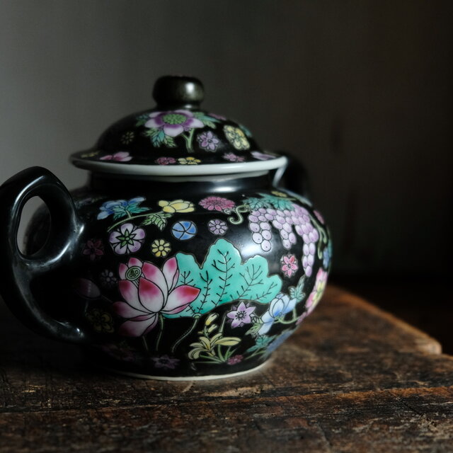 黒にカラフルな花尽くし◇中国景徳鎮 色絵蓋付シュガーポット 茶器