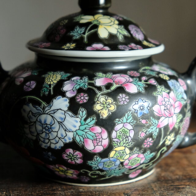 黒にカラフルな花尽くし◇中国景徳鎮 色絵蓋付シュガーポット 茶器