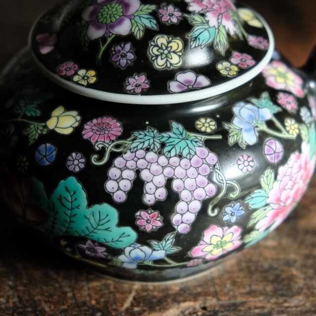 黒にカラフルな花尽くし◇中国景徳鎮 色絵蓋付シュガーポット 茶器