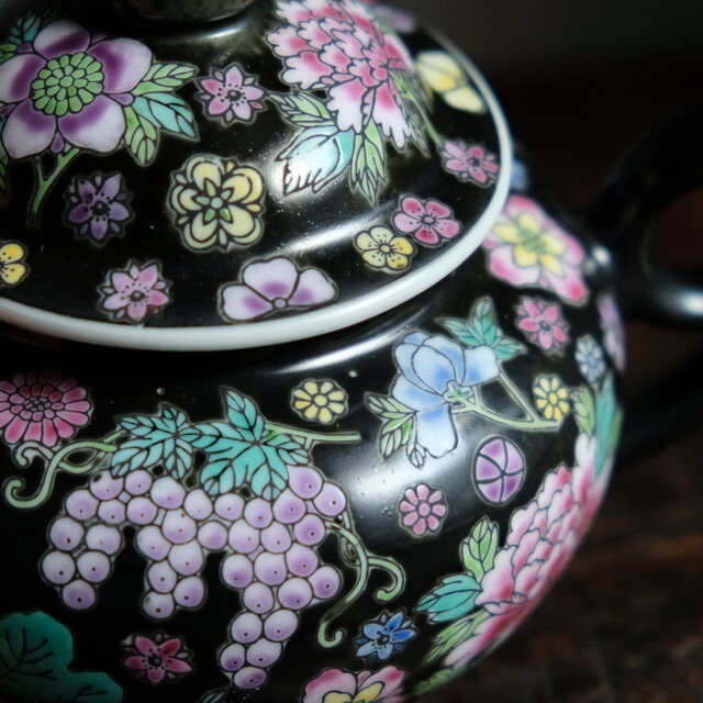 黒にカラフルな花尽くし◇中国景徳鎮 色絵蓋付シュガーポット 茶器