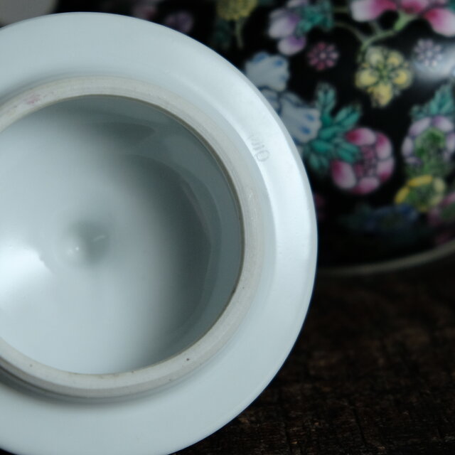 黒にカラフルな花尽くし◇中国景徳鎮 色絵蓋付シュガーポット 茶器