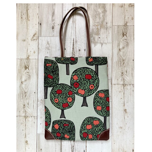A4収納手提げバッグ　りんごの木2