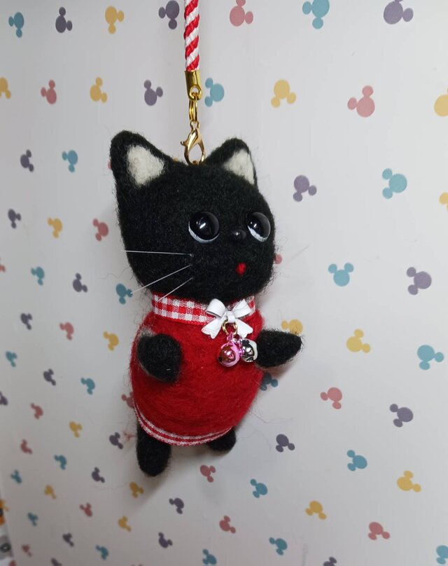 赤い服着た 黒猫 ストラップ 羊毛 | iichi 日々の暮らしを
