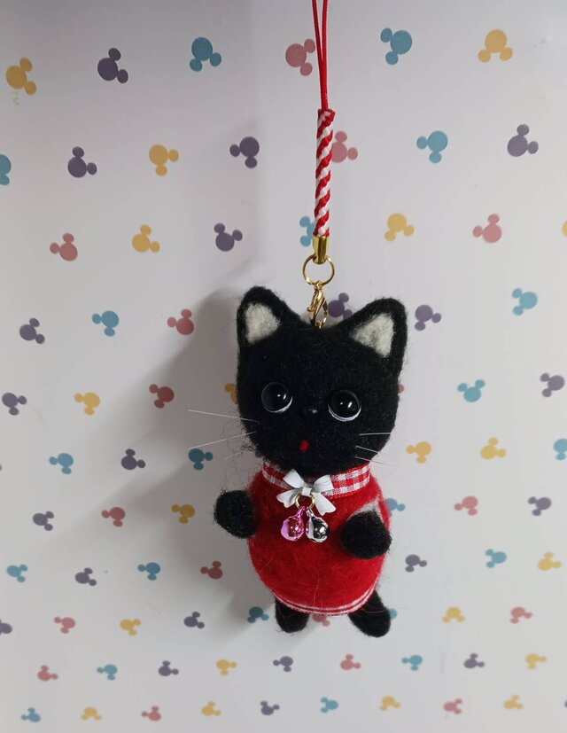 赤い服着た 黒猫 ストラップ 羊毛 | iichi 日々の暮らしを