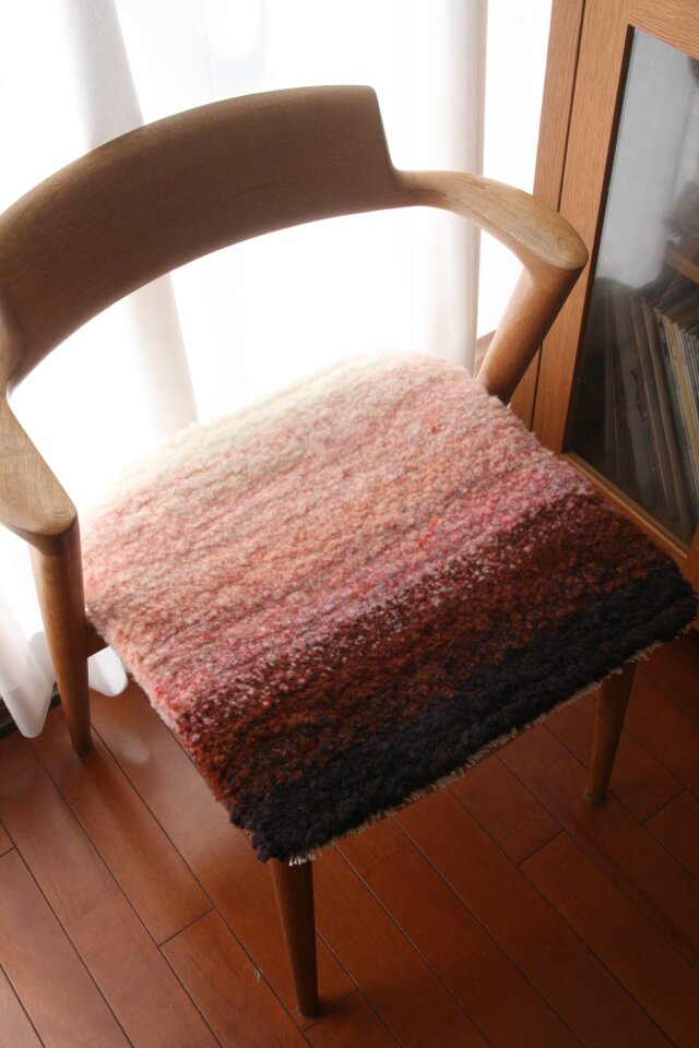 ノッティングチェアマット ホームスパン（手紡ぎ手織り）【cherry-2