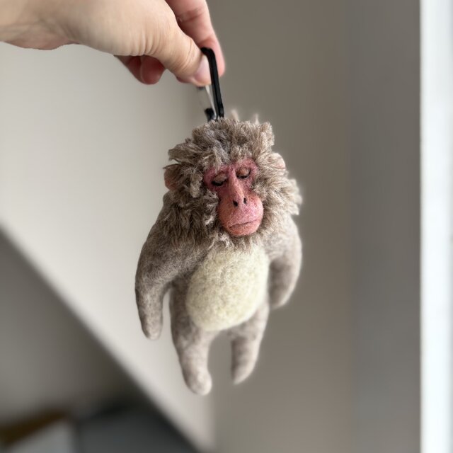 目を閉じるニホンザルのキーホルダー