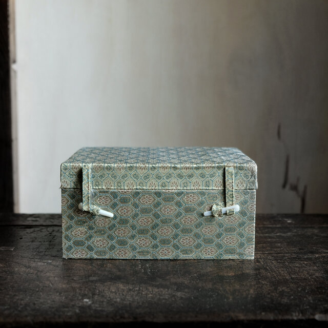 花文様の総柄◆シノワズリな雰囲気。中国産　刺繍箱　インテリア　収納　小物入れ　チャイナレトロ