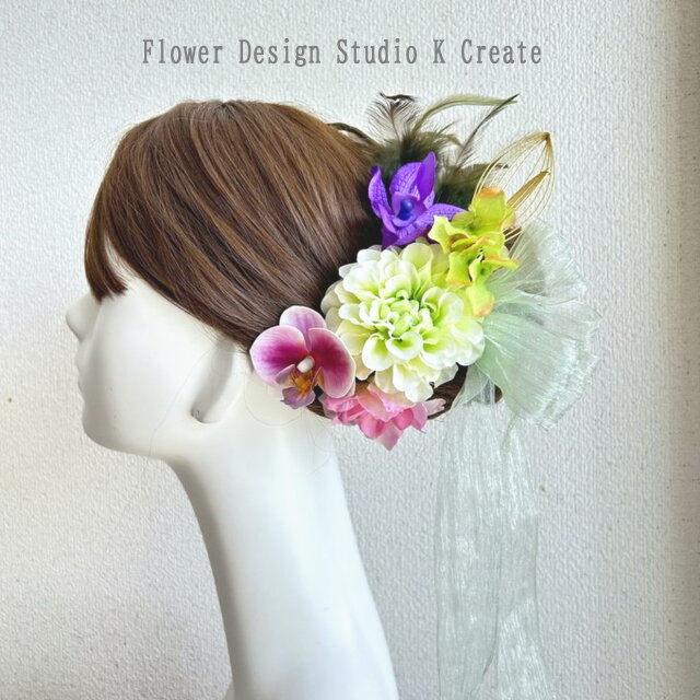 ダリアと胡蝶蘭と羽のヘッドドレス 　成人式　和装婚　白　和装婚　髪飾り　神前式　羽　リボン　黄緑　ピンク