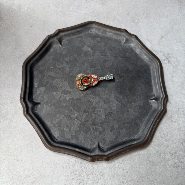 187 ヴィンテージ　カンタービレ・モザイク – 花咲くギターブローチ