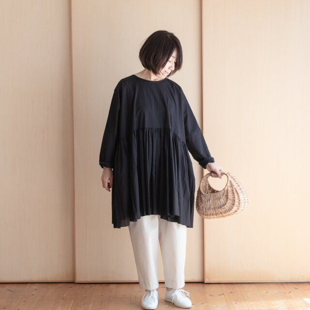 ペプラムチュニックブラウス（ブラック）