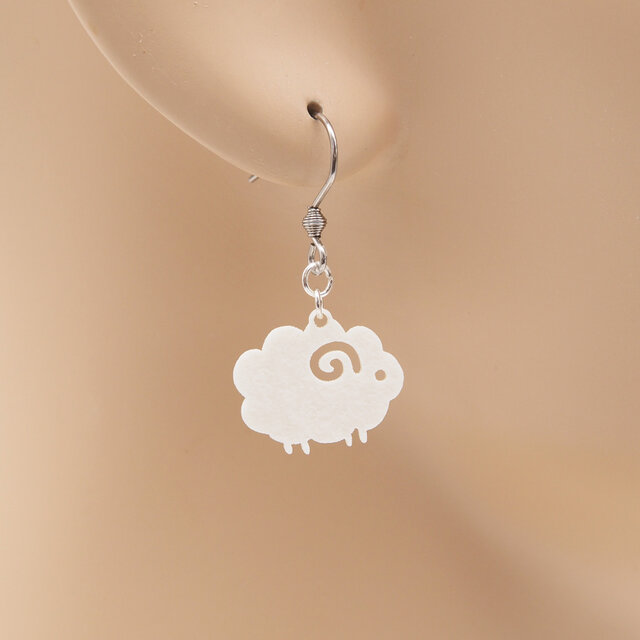 ひつじ Ω 耳もココロも軽やかに Ω ピアス Ω イヤリング