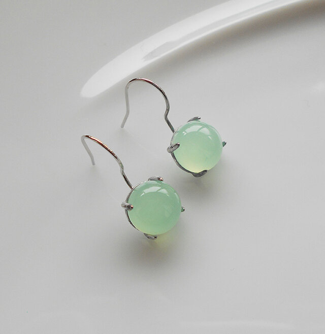 アップルグリーンカルセドニーのラウンドカポションピアス