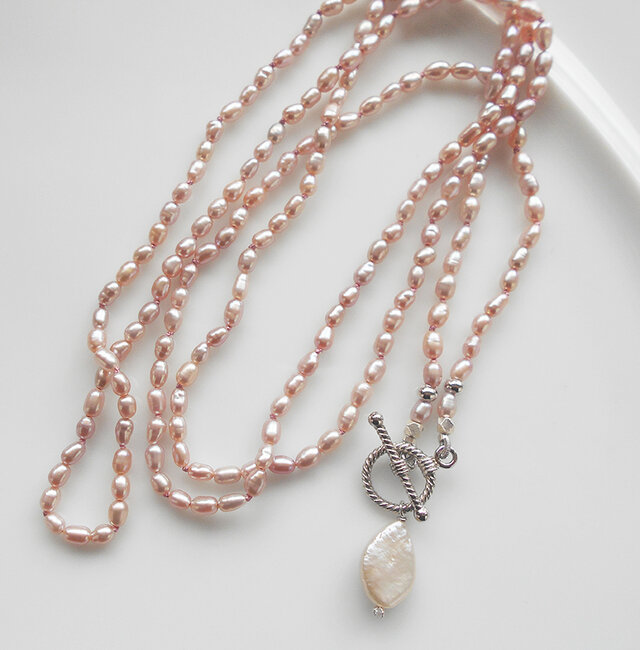 照りのよいライトピンクの小粒淡水パールのチャームつきロングネックレス