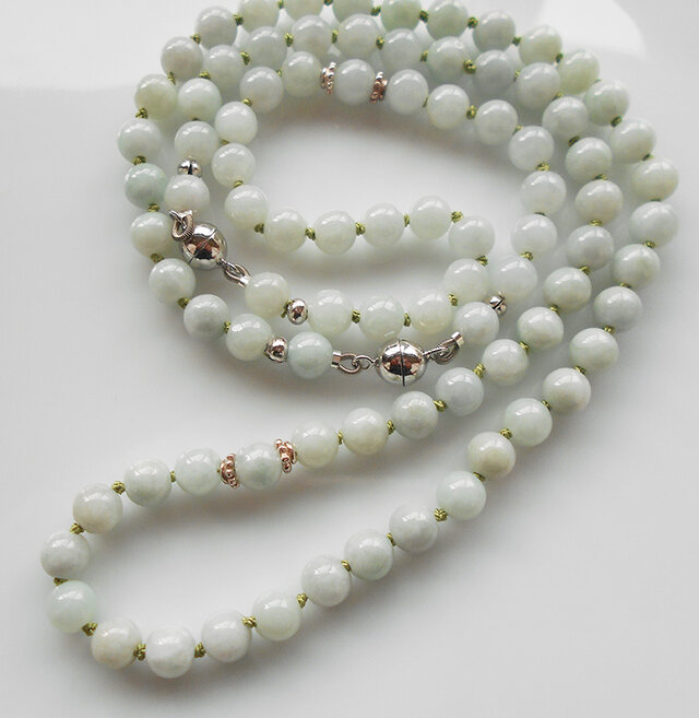 ネックレスとブレスレットにも　明るい色合いの翡翠のロングネックレス