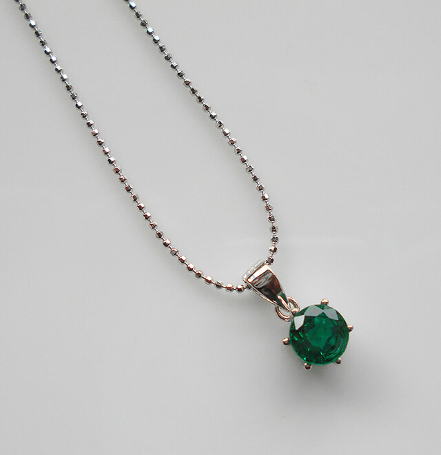 ラボグロウンエメラルド（合成エメラルド）のペンダント