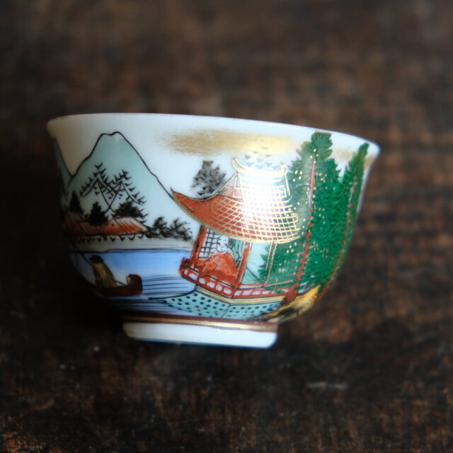 楼閣に貴族◇山水風景図。九谷焼 色絵金彩湯呑み 工芸品 和食器 楼閣に貴族◇山水風景図。九谷焼 色絵金彩湯呑み 工芸品 和食器