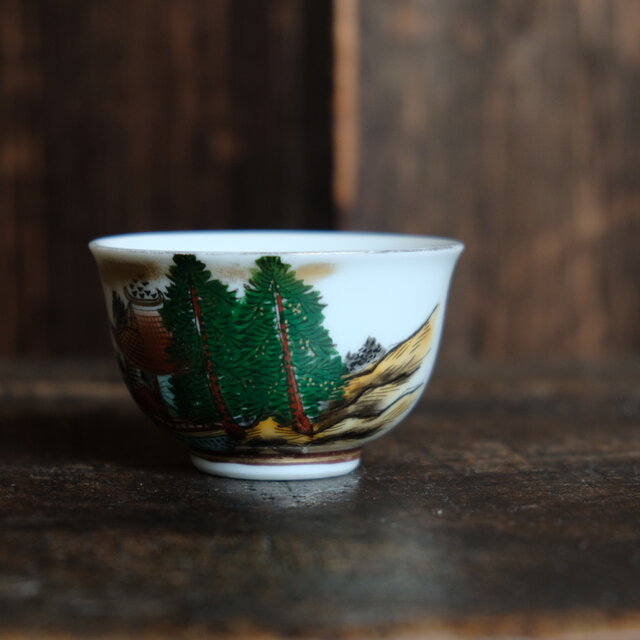 楼閣に貴族◇山水風景図。九谷焼 色絵金彩湯呑み 工芸品 和食器 楼閣に貴族◇山水風景図。九谷焼 色絵金彩湯呑み 工芸品 和食器