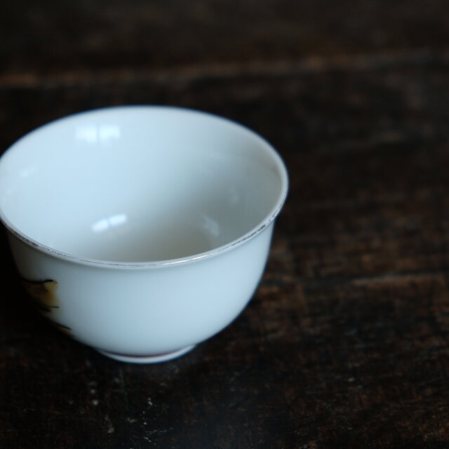 楼閣に貴族◆山水風景図。九谷焼　色絵金彩湯呑み　工芸品　和食器　昭和レトロ　茶器　暮らしに。