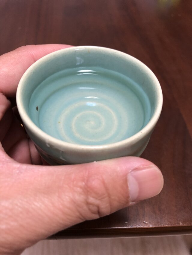 陶器製酒器涼しげなアイスブルーがお洒落、容量50ml程度で飲みきりサイズがちょうど良い。かわいいお猪口