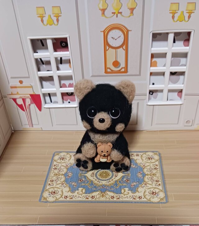 羊毛フェルト 手のひらサイズの小さな黒い可愛いクマさん