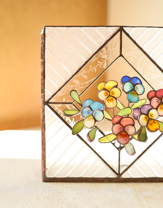 ステンドグラスパネル　ビオラ② ビオラ／額装 ✣ ＜ステンドグラス＞ | iichi 日々の暮らしを心地よく