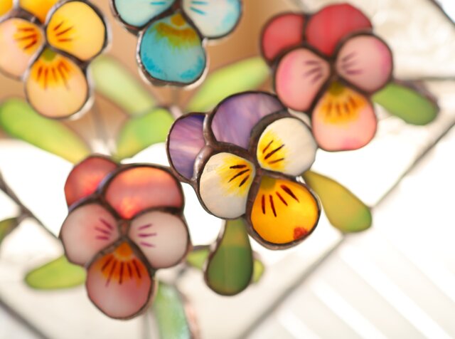 ビオラ／額装 ✣ ＜ステンドグラス＞ | iichi 日々の暮らしを心地よく