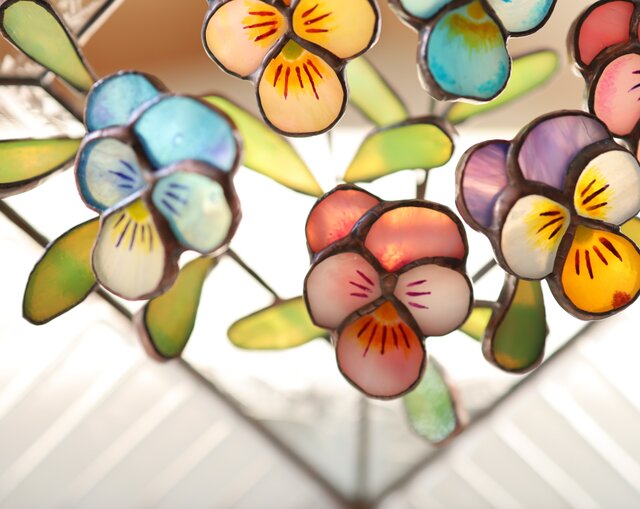 ビオラ／額装 ✣ ＜ステンドグラス＞ | iichi 日々の暮らしを心地よく