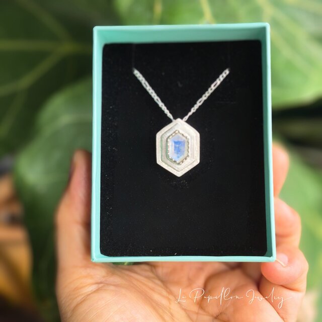 六角の美 優雅なレインボームーンストーン シルバーネックレス