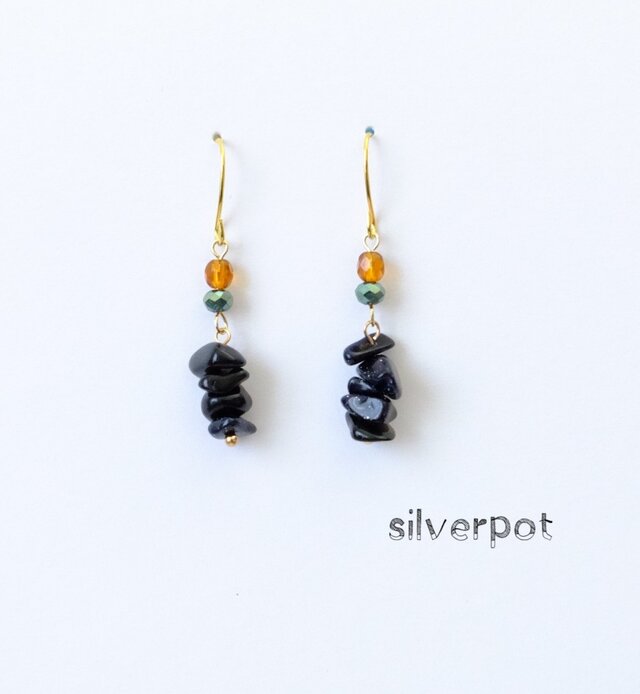 G31【ネイビーのキラキラな石　ブルーゴールドストーン】のピアス（パーツ変更可能）