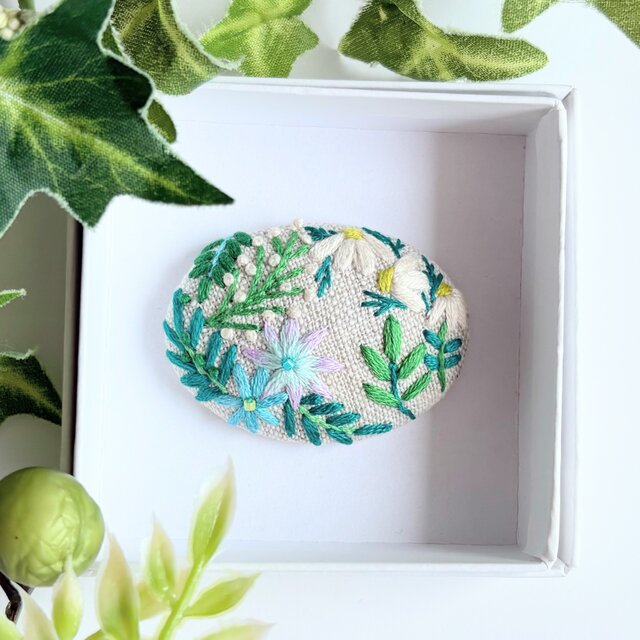 草花の刺繍ブローチ【botanical】#366 | iichi 日々の暮らしを心地よく