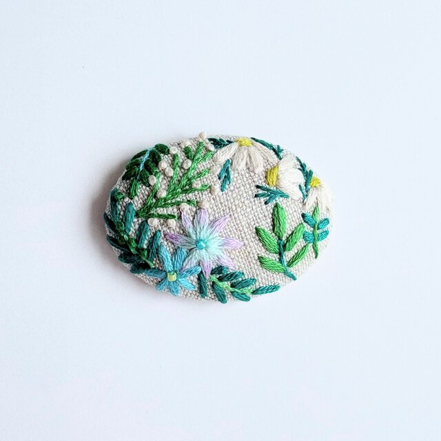 草花の刺繍ブローチ【botanical】#366 | iichi 日々の暮らしを心地よく
