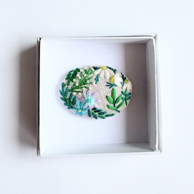 草花の刺繍ブローチ【botanical】#366 | iichi 日々の暮らしを心地よく