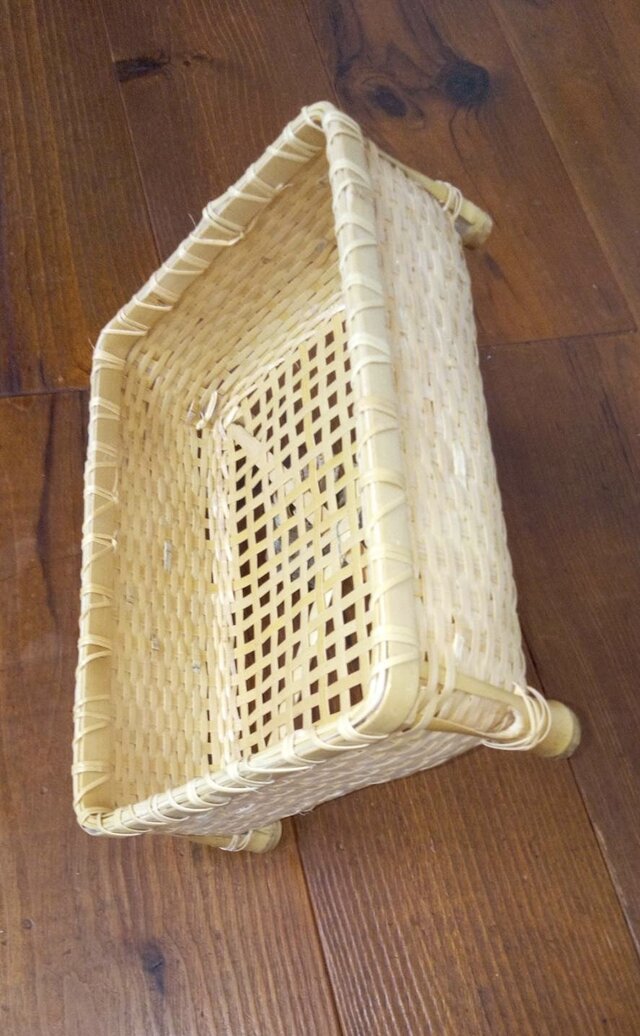 水切りカゴ（脚付き）