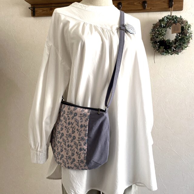 ラウンドショルダーバッグ＊刺繍ショルダーバッグ/グレイッシュブルー