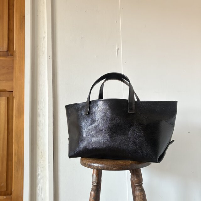 本革 スモールコールバッグ／ブラック｜端正なシルエットをまとう軽やかレザートート