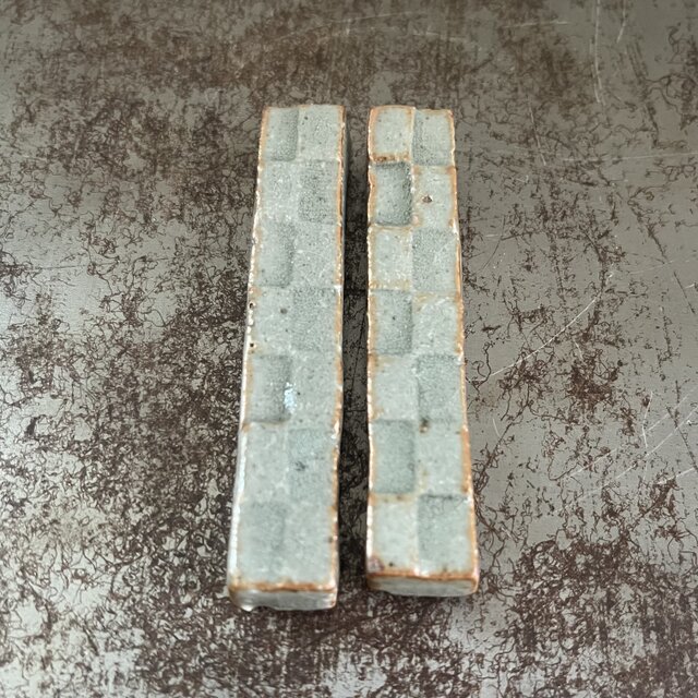 箸置き(カトラリーレスト)　赤土　市松刻紋　灰志野釉