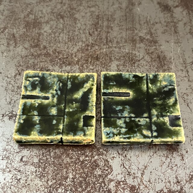 箸置き　白荒土　◻︎I 線刻紋　織部釉　正方形型