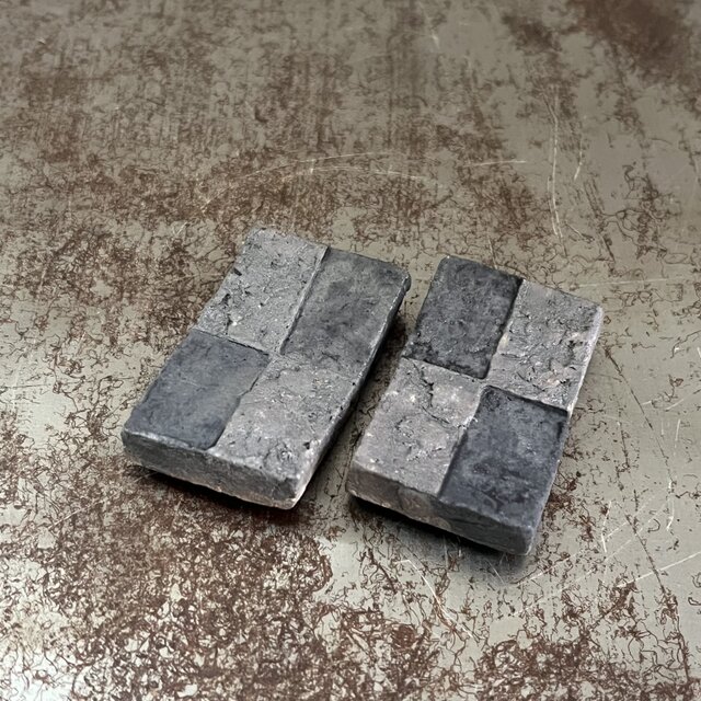 箸置き　赤土　市松紋　焼締&黒釉　長角型　pattern1(右上黒)