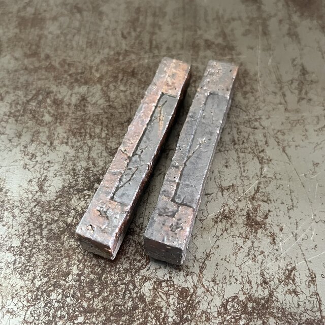 箸置き　赤土　⬜︎ 押刻引っ掻き紋　灰志野釉　I型