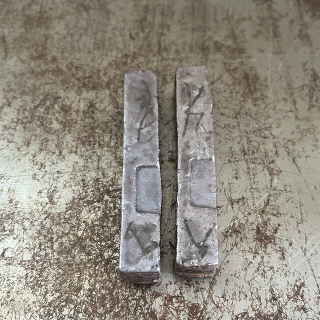 箸置き　赤土　⬜︎押刻引っ掻き紋　鉄灰志野釉　I型