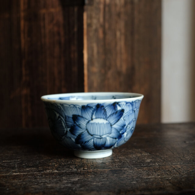 豪快な線描きの文様◆瀬戸焼　花文線描き染付碗　骨董・antiques 古道具　暮らしに。幕末〜明治期【ニュー有り】