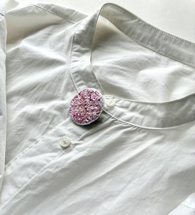 "hanaakari  花明かり"　刺繍丸ブローチ