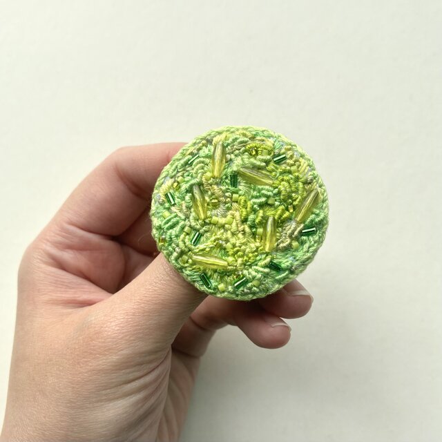 spring green salad 春のグリーンサラダ　刺繍丸ブローチ