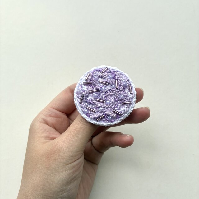 sumire すみれ　刺繍丸ブローチ
